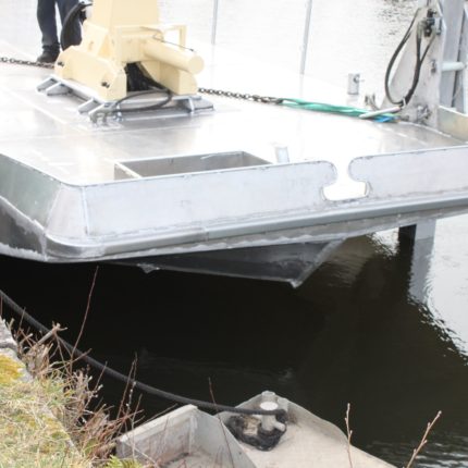 Barge montée sur 5 pieux de maintien